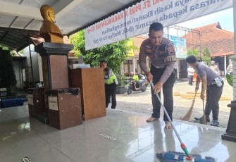 Anggota Satlantas Polres Karanganyar sedang bersih-bersih di Gereja Paroki Santo Pius Karanganyar, Selasa (13/9/2022).