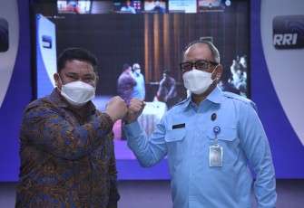Kepala BNN RI, Dr. Petrus Reinhard Golose, dan Direktur Utama LP RRI, Dr. I. Hendrasmo, di Ruang Auditorium Yusuf Ronodipuro, Gedung RRI, Rabu (6/4).