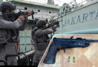 Tim VBSS saat melakukan pemeriksaan dan menemukan barang bukti. 
