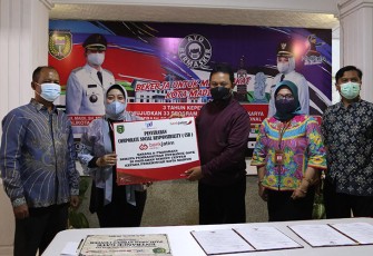 Penyerahan CSR secara simbolis kepada Pemkot Madiun