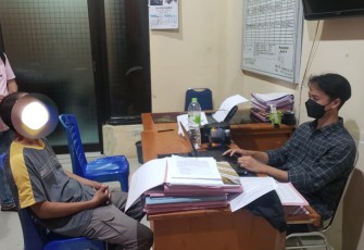 Terduga pelaku saat diperiksa penyidik