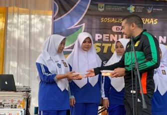 Wakil Gubernur Sumbar Audy Joinaldy melakukan sosialisasi Gerakan Masyarakat Hidup Sehat di SMAN 1 Bonjol, Kabupaten Pasaman.