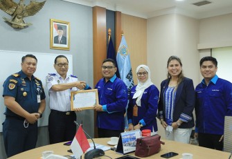 Ditjen Hubla saat Terima Piagam Apresiasi Keberhasilan Dalam Evakuasi Penumpang Kapal BLACK PEARL di Kepulauan Seribu