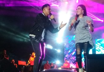 Duet Nella Kharisma dan Dorry Harsa dalam acara konser musik Gebyar Merah Putih di Alun-Alun Karanganyar, pada Jumat (19/8/2022) malam.