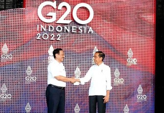 Menko Marves, Luhut B Pandjaitan saat bersama Presiden Joko Widodo.