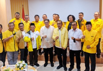 Ketua Umum DPP Partai Golkar Airlangga Hartarto saat memberikan arahan singkat kepada 38 ketua Golkar Kabupaten/Kota di kantor Golkar Jalan A. Yani Surabaya, Selasa (14/9/2022) malam.