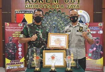Mayor Arm Nurwahyu Sujatmiko (kanan)
