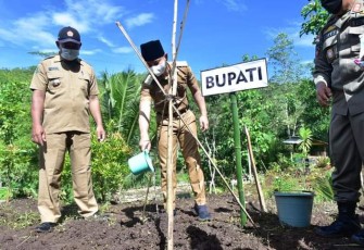 Bupati Trenggalek, Mochamad Nur Arifin, saat menanam pohon di Desa Wisata, Kali Temon, Desa Ngares, Kecamatan Trenggalek, Kabupaten Trenggalek, Senin (10/1/2022).