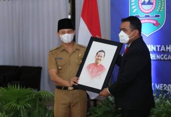 Didit Sasongko, Ketua BPC HIPMI Trenggalek, saat memberikan kenang - kenangan kepada Bupati Trenggalek, Mochamad Nur Arifin, di Pendapa Manggala Praja Nugraha, Senin (10/1/2022).