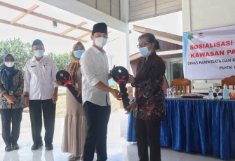 Bupati Trenggalek, Mochamad Nur Arifin, saat menyerahkan Konci Kios, kepada para pedagang di Pantai Prigi, Rabu (12/1/2022) (Foto : Hardi Rangga, klikwarta.com).