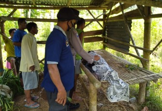 Jasad Lami (64) sesaat setelah dievakuasi dari lokasi kejadian oleh warga dan petugas kepolisian. (Foto : Istimewa/Humas Polres Karanganyar)