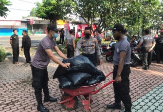 Sat Binmas Polres Tulungagung bersama Satuan Pengamanan (Satpam) Wilayah Tulungagung melaksanakan Bakti Sosial berupa bersih-bersih