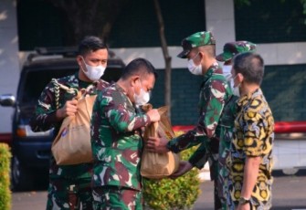Kasad ketika menyerahkan bingkisan 
