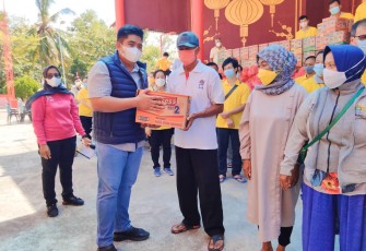 PLT Bupati Bintan Roby kurniawan Meneyerhakan secara simbolis penyaluran sembako