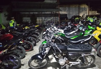 Barang bukti ratusan motor berknalpot brong diamankan polisi saat gelar razia  di kota Cepu, Blora