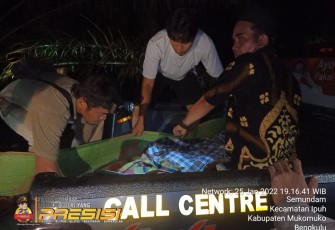 Proses evakuasi warga yang ditemukan meninggal dunia di Siring Kebun Sawit, Desa Mundam Marap, Kecamatan Ipuh