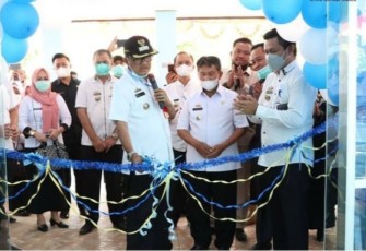 Bupati Pesibar didampingi Wabub, A. Zulqoini Syarif, meresmikan Gedung baru UPTD Puskesmas Karya Penggawa