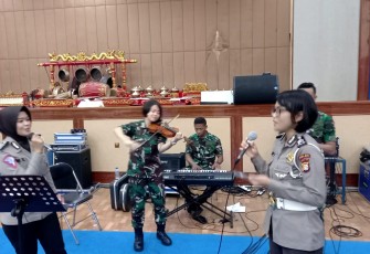 Kolaborasi Satsik Mabes AL bersama band Polwan Polda 