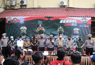 Pemusnahan ratusan knalpot brong, secara simbolis oleh Dirlantas Polda Jateng dan Bupati Kendal beserta Forkopimda