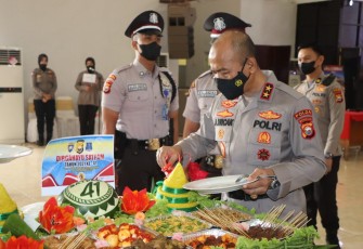 Kapolda bengkulu saat pemotongan tumpeng pada HUT ke-41 Satpam