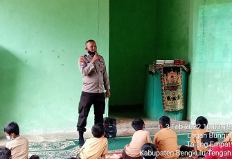Kasat Binmas Polres Benteng, AKP Untoro, SH, saat menyampaikan bimbingan dangan penyuluhan.