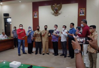 Serah terima cinderamata, Sekretaris DPRD Kabupaten Trenggalek dengan DPRD Kabupaten Sukoharjo, di aula DPRD Kabupaten Trenggalek, Selasa (8/2/2022) (Foto : Hardi Rangga, klikwarta.com).