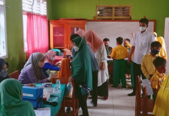 Vaksinasi dosis dua bagi Siswa SD Muhammadiyah Krui