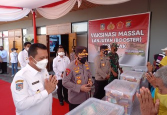 Kapolri dan Gubernur Kepri saat meninjau vaksinasi massal lanjutan (booster) serentak di Natra Resort, Lagoi, Kepulauan Riau,