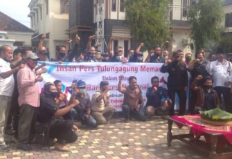 insan Pers Tulungagung mengadakan kegiatan potong tumpeng dan menyampaikan aspirasi, di halaman DPRD Kabupaten 