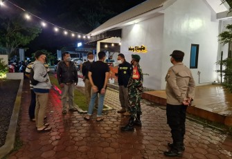 Anggota Polsek Kedungwaru Polres Tulungagung, saat melaksanakan patroli bermotor protokol kesehatan masyarakat (Pamor Keris) 