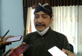 Kepala Bagian (Kabag) Perencanaan dan Keuangan Sekretariat DPRD Kabupaten Trenggalek, Yuli Priyanto, saat dikonfirmasi setelah menerima kunjungan DPRD Kabupaten Blitar, di aula Banmus, Kamis (10/2/2022) (Foto: Hardi Rangga, klikwarta.com).