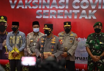 Kapolri Jenderal Listyo Sigit Prabowo, saat meninjau akselerasi vaksinasi serentak di Gedung Sultan Suriansyah, Banjarmasin, Kalimantan Selatan