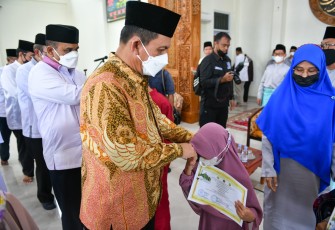 Gubernur Ansar, saat menyerahkan hadiah kepada santri pemenang lomba 