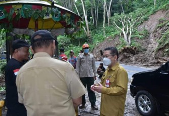 Penjabat Sekda Kabupaten Trenggalek, Dr. Andriyanto, SH., M.Kes., saat meninjau lokasi bencana longsor di KM 16-18 Jalan Nasional Raya Trenggalek-Ponorogo, Selasa (15/2/2022) (Foto : Hardi Rangga, klikwarta.com)
