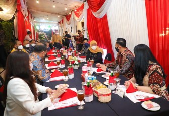 AHY saat silaturahim dengan Gubernur Jawa Timur Khofifah Indar Parawansa di Grahadi, Surabaya
