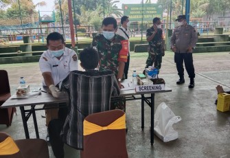 Kapolsek dan Danramil Patebon, saat memantau vaksinasi anak dan masyarakat umum di Puskesmas 2 Patebon dan Agro Wisata Tirto Arum