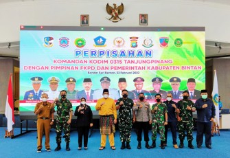 Foto bersama acara perpisahan Dandim 0315/Tanjungpinang 
