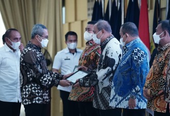 Wali Kota Tebing Tinggi saat menerima penghargaan sertifikasi tanah Pemerintah daerah terbanyak tahun 2021 dari KPK