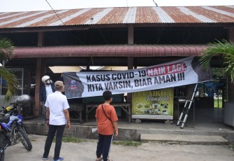 Pemasangan spanduk imbauan disiplin prokes di beberapa titik keramaian di Kota Tebing Tinggi