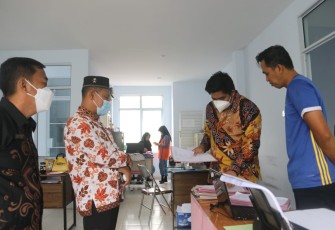 Plt Bupati Bintan, Roby Kurniawan, saat berinteraksi dengan beberapa staf Kelurahan dan memantau proses pengurusan berkas