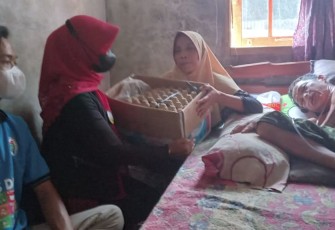 Komunitas Seluma Women Volunteers (SWV) - Relawan Sedekah saat berkunjung di kediaman Darmawan