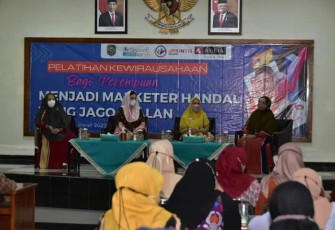Novita Hardini, saat memberikan pelatihan kewirausahaan perempuan, di Gedung Bawarasa Trenggalek, Selasa (1/3/2022) (Foto : Hardi Rangga, klikwarta.com)