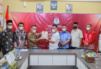 Bupati Lingga, Muhammad Nizar bersama Ketua DPRD, Ahmad Nashiruddin, saat bersilaturahmi ke Kantor KPU 