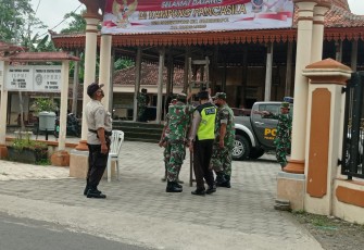 Wakapolsek Sumbergempol bersama Kanit Intelkam, Kanit Binmas, Bhabinkamtibmas Desa Sambirobyong, melaksanakan kerja bakti 