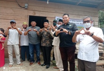 Foto bersama Bupati Seluma, usai peletakan batu pertama BRS di Desa Cahaya Negeri, Sukaraja