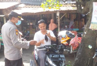 Jajaran Polsek Cepiring saat memberikan imbauan kepada masyarakat
