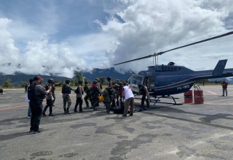 Proses evakuasi korban penembakan KKB