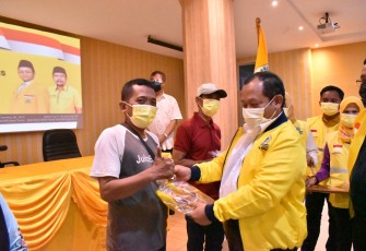 Ketua DPD Partai Golkar, M Sarmuji, saat baksos membagikan Minyak goreng kepada pedagang gorengan