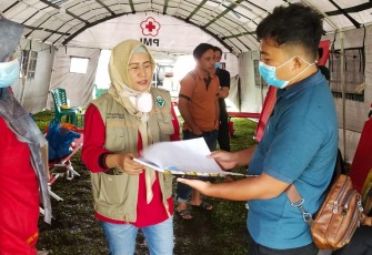 Tim Bid Dokes Polda Sumbar dan Nakes bersama Poliklinik Polres Pasaman saat memberikan bantuan pengobatan gratis