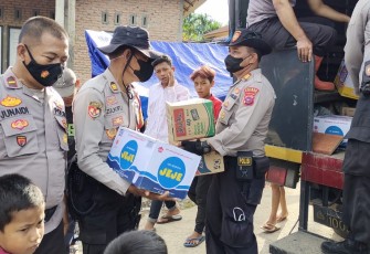 Penyaluran bantuan kepada korban terdampak gempa Malampah, oleh jajaran Polres Pasaman